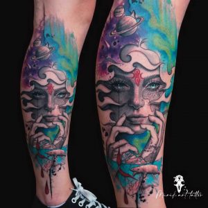 Tetování ve stylu blackwork, watercolor. Motiv abstrakce, portrét. Střední kérka. Tetovala Mirik Art.
