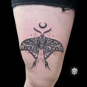 Tetování ve stylu blackwork. Motiv zvířata. Malá kérka. Tetovala Klaudia Kovalčík Okapcová.