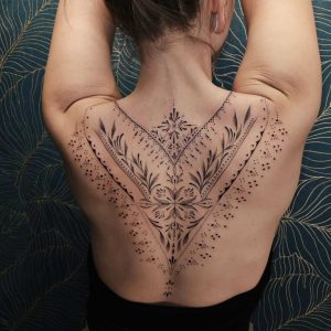 Tetování ve stylu dotwork, linework. Motiv ornamenty. Velká kérka. Tetovala Neira Lohikäärme.