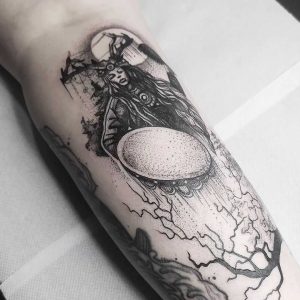 Tetování ve stylu blackwork. Motiv fantasy. Střední kérka. Tetovala Lamusea Ink.