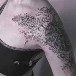 Tetování ve stylu blackwork. Motiv květiny. Střední kérka. Tetovala Samuela Bartošová.