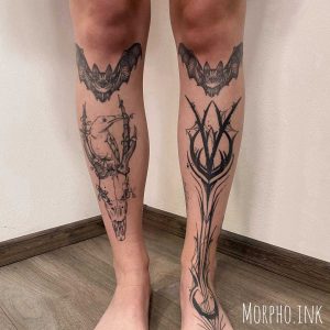 Tetování ve stylu blackwork. Motiv příroda. Střední kérka. Tetovala Sarah Eislerová.