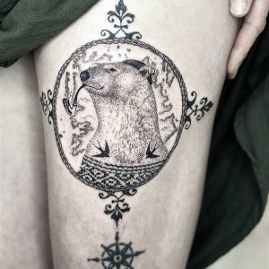 Tetování ve stylu blackwork, dotwork. Motiv fantasy. Malá kérka. Tetoval Alessandra Svatek.