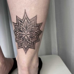 Tetování ve stylu dotwork. Motiv mandala. Malá kérka. Tetovala Andy Tattoo.