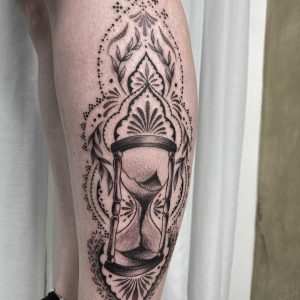 Tetování ve stylu blackwork. Motiv ornamenty, předměty. Střední kérka. Tetovala Andy Tattoo.