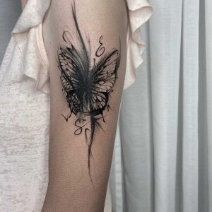 Tetování ve stylu blackwork. Motiv abstrakce, zvířata. Malá kérka. Tetovala Andy Tattoo.