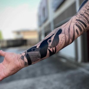 Tetování ve stylu blackwork. Motiv abstrakce. Střední kérka. Tetoval Filip Krásný.