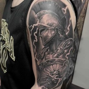 Tetování ve stylu black and grey, realistic. Motiv lidé. Střední kérka. Tetoval Judas Tattoo.