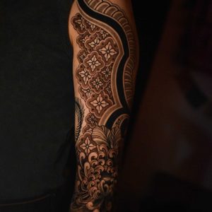 Tetování ve stylu blackwork. Motiv ornamenty. Velká kérka. Tetovala Luccy Bern.