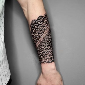 Tetování ve stylu blackwork. Motiv geometrie. Střední kérka. Tetoval Paulus Ornata.