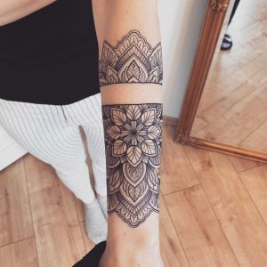 Tetování ve stylu dotwork. Motiv mandala. Střední kérka. Tetoval Peppy Jupiter.