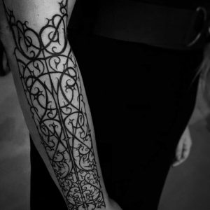 Tetování ve stylu blackwork. Motiv ornamenty. Střední kérka. Tetoval Saint Ulik.