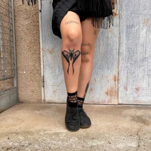 Tetování ve stylu blackwork. Motiv zvířata. Malá kérka. Tetovala Veronika Pekařová.