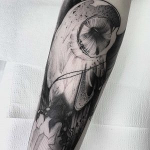 Tetování ve stylu blackwork. Motiv zvířata. Střední kérka. Tetoval Tomáš Kašpar.