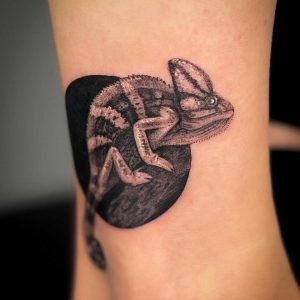 Tetování ve stylu blackwork. Motiv zvířata. Malá kérka. Tetovala Kateřina Barotová.