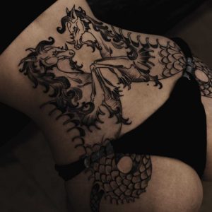 Tetování ve stylu blackwork. Motiv fantasy. Velká kérka. Tetovala Les Paskarenko.