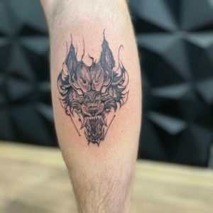 Tetování ve stylu blackwork. Motiv fantasy. Malá kérka. Tetoval Radek Vincent.